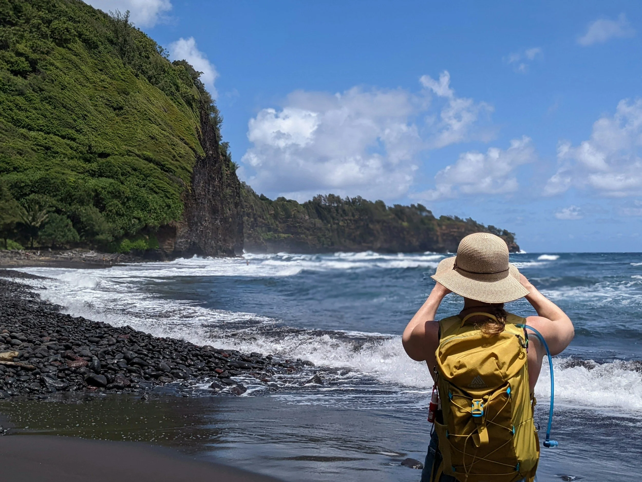 Voyageur regardant l’océan depuis la plage, symbole d’aventure et de découverte